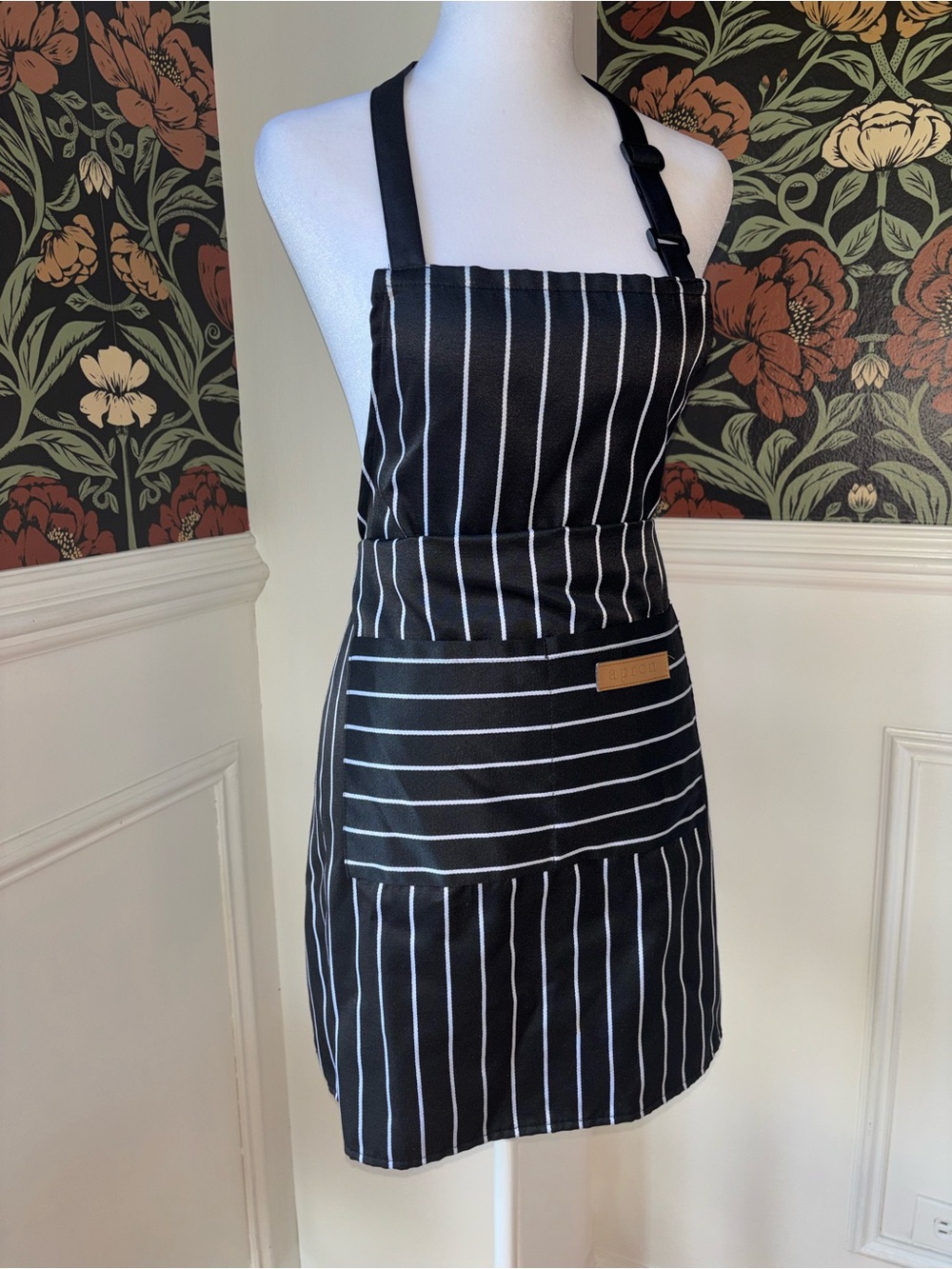NWOT Adjustable Black Pinstripe Apron Chef Kitchen - Picture 3 of 7